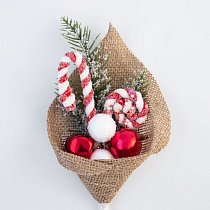 Ветка хвойная в снегу с шариками и леденцами 25 см